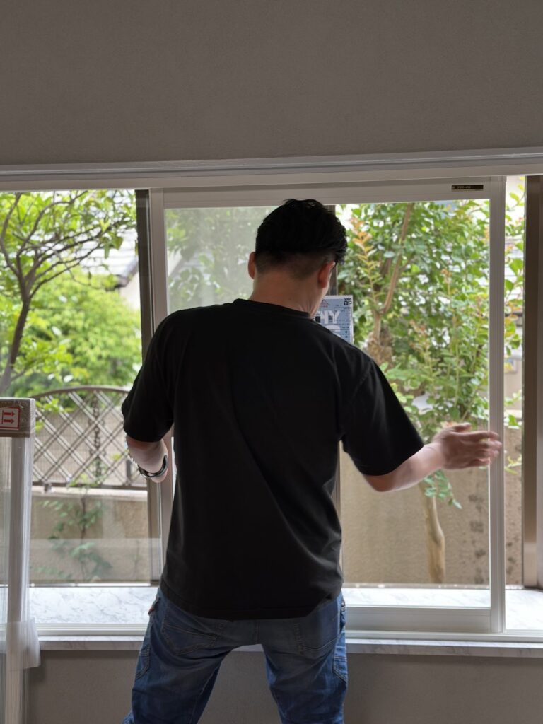 室内で内窓（プラマードU）の仕上がりを確認するマドアーズ！のスタッフ