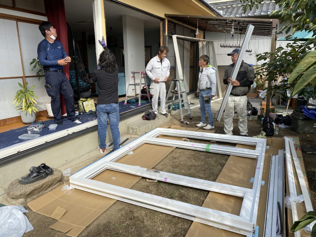 マドアーズ！沖縄のスタッフによる窓リフォームの施工風景