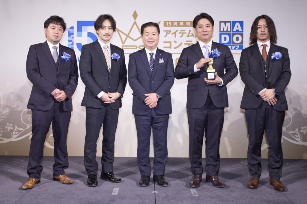 YKK AP MADOショップの表彰式。中央がYKK AP 魚津社長
