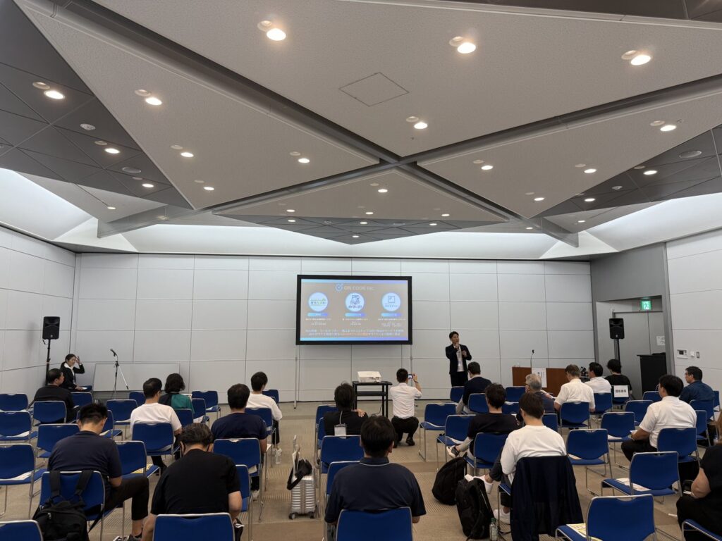 リフォーム産業フェアの講演会場で話す代表と聞き手の皆さん