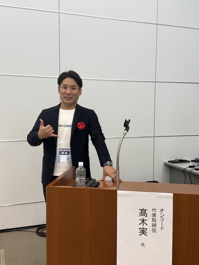 リフォーム産業フェアの演台で話すマドアーズ！代表の髙木